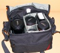 DOMKE F6\n\nFoto und Text: \nJrg Langer\n\nKommentar:\nDie Donke F6 ist wie die ganze F-Serie aus echtem Baumwolltuch gefertigt. Extrem strapzierfhig und bequem zu tragen. Die Tasche ist von auen recht klein wirkend aber es passt wie man auf den hier gezeigten Bildern sehen kann recht viel hinein.\n\nDer Umhngegurt hat eingenhte Gummifasern die ein Rutschen der Tasche von der Schulter recht unmglich machen.\n\nDie Fronttasche ist recht gerumig und kann auch einiges an Zubehr aufnehmen.\n\nDie Metall-Schlieen sind auch im harten Reportage-Gedrngel nicht leicht und unbemerkt zu ffnen, was einen Diebstahl aus der Tasche im Gedrngel unmglich macht.\n\nDie Einsatztasche ist fr L Objektive mit Gelis recht knapp, aber ohne passt es bei einem 135 2.0 oder 200 2,8 recht gut.\n\nDomke wird in USA sehr stark vertrieben und ist auch in DE erhltlich.