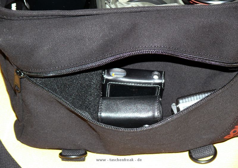 DOMKE F6\n\nFoto und Text: \nJrg Langer\n\nKommentar:\nDie Donke F6 ist wie die ganze F-Serie aus echtem Baumwolltuch gefertigt. Extrem strapzierfhig und bequem zu tragen. Die Tasche ist von auen recht klein wirkend aber es passt wie man auf den hier gezeigten Bildern sehen kann recht viel hinein.\n\nDer Umhngegurt hat eingenhte Gummifasern die ein Rutschen der Tasche von der Schulter recht unmglich machen.\n\nDie Fronttasche ist recht gerumig und kann auch einiges an Zubehr aufnehmen.\n\nDie Metall-Schlieen sind auch im harten Reportage-Gedrngel nicht leicht und unbemerkt zu ffnen, was einen Diebstahl aus der Tasche im Gedrngel unmglich macht.\n\nDie Einsatztasche ist fr L Objektive mit Gelis recht knapp, aber ohne passt es bei einem 135 2.0 oder 200 2,8 recht gut.\n\nDomke wird in USA sehr stark vertrieben und ist auch in DE erhltlich.