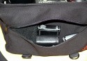 DOMKE F6\n\nFoto und Text: \nJrg Langer\n\nKommentar:\nDie Donke F6 ist wie die ganze F-Serie aus echtem Baumwolltuch gefertigt. Extrem strapzierfhig und bequem zu tragen. Die Tasche ist von auen recht klein wirkend aber es passt wie man auf den hier gezeigten Bildern sehen kann recht viel hinein.\n\nDer Umhngegurt hat eingenhte Gummifasern die ein Rutschen der Tasche von der Schulter recht unmglich machen.\n\nDie Fronttasche ist recht gerumig und kann auch einiges an Zubehr aufnehmen.\n\nDie Metall-Schlieen sind auch im harten Reportage-Gedrngel nicht leicht und unbemerkt zu ffnen, was einen Diebstahl aus der Tasche im Gedrngel unmglich macht.\n\nDie Einsatztasche ist fr L Objektive mit Gelis recht knapp, aber ohne passt es bei einem 135 2.0 oder 200 2,8 recht gut.\n\nDomke wird in USA sehr stark vertrieben und ist auch in DE erhltlich.