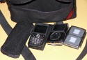 DOMKE F6\n\nFoto und Text: \nJrg Langer\n\nKommentar:\nDie Donke F6 ist wie die ganze F-Serie aus echtem Baumwolltuch gefertigt. Extrem strapzierfhig und bequem zu tragen. Die Tasche ist von auen recht klein wirkend aber es passt wie man auf den hier gezeigten Bildern sehen kann recht viel hinein.\n\nDer Umhngegurt hat eingenhte Gummifasern die ein Rutschen der Tasche von der Schulter recht unmglich machen.\n\nDie Fronttasche ist recht gerumig und kann auch einiges an Zubehr aufnehmen.\n\nDie Metall-Schlieen sind auch im harten Reportage-Gedrngel nicht leicht und unbemerkt zu ffnen, was einen Diebstahl aus der Tasche im Gedrngel unmglich macht.\n\nDie Einsatztasche ist fr L Objektive mit Gelis recht knapp, aber ohne passt es bei einem 135 2.0 oder 200 2,8 recht gut.\n\nDomke wird in USA sehr stark vertrieben und ist auch in DE erhltlich.