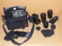 DOMKE F6\n\nFoto und Text: \nJrg Langer\n\nKommentar:\nDie Donke F6 ist wie die ganze F-Serie aus echtem Baumwolltuch gefertigt. Extrem strapzierfhig und bequem zu tragen. Die Tasche ist von auen recht klein wirkend aber es passt wie man auf den hier gezeigten Bildern sehen kann recht viel hinein.\n\nDer Umhngegurt hat eingenhte Gummifasern die ein Rutschen der Tasche von der Schulter recht unmglich machen.\n\nDie Fronttasche ist recht gerumig und kann auch einiges an Zubehr aufnehmen.\n\nDie Metall-Schlieen sind auch im harten Reportage-Gedrngel nicht leicht und unbemerkt zu ffnen, was einen Diebstahl aus der Tasche im Gedrngel unmglich macht.\n\nDie Einsatztasche ist fr L Objektive mit Gelis recht knapp, aber ohne passt es bei einem 135 2.0 oder 200 2,8 recht gut.\n\nDomke wird in USA sehr stark vertrieben und ist auch in DE erhltlich.