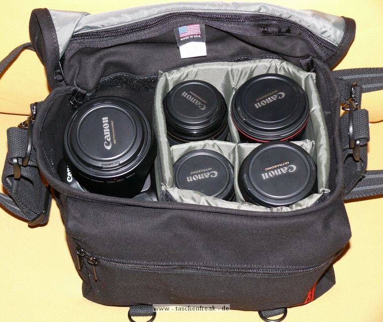 DOMKE F6\n\nFoto und Text: \nJrg Langer\n\nKommentar:\nDie Donke F6 ist wie die ganze F-Serie aus echtem Baumwolltuch gefertigt. Extrem strapzierfhig und bequem zu tragen. Die Tasche ist von auen recht klein wirkend aber es passt wie man auf den hier gezeigten Bildern sehen kann recht viel hinein.\n\nDer Umhngegurt hat eingenhte Gummifasern die ein Rutschen der Tasche von der Schulter recht unmglich machen.\n\nDie Fronttasche ist recht gerumig und kann auch einiges an Zubehr aufnehmen.\n\nDie Metall-Schlieen sind auch im harten Reportage-Gedrngel nicht leicht und unbemerkt zu ffnen, was einen Diebstahl aus der Tasche im Gedrngel unmglich macht.\n\nDie Einsatztasche ist fr L Objektive mit Gelis recht knapp, aber ohne passt es bei einem 135 2.0 oder 200 2,8 recht gut.\n\nDomke wird in USA sehr stark vertrieben und ist auch in DE erhltlich.