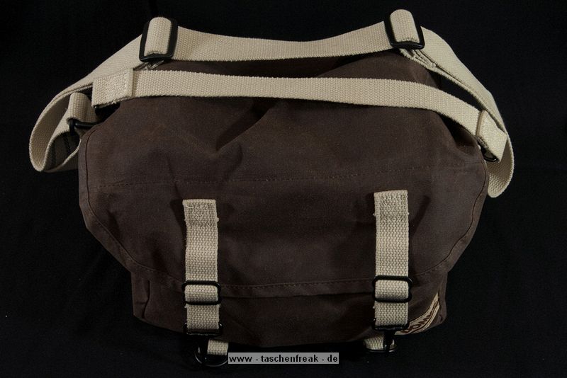 DOMKE F6 - WAXWEAR\n\nFoto und Text von Dani (Lichtmaler) - VIELEN DANK!\n\nKommentar:\n\nDie Domke F6 Waxwear ist klasse, kompakt mit einer menge platz so wie eine Fototasche sein sollte.\nDer boden ist mit einem Brett vor useren Einflssen gut geschtzt.\nDer ganze Stoff ist mit Wachs impregniert, zum nachwachsen ist eine ganze Dose dabei.\n\nIn der Front ist ein grosses Zubehrfach bei mir ist es mit Filtern,Batterien und Putztchern vollgestopft.\nAuf der Ober- und Rckseite befinden sich noch weitere fcher.\nWenn der Objektivhalter in der Mitte eingesetzt wird kann mann bis 2 Kameragehuse auf den seiten mittnehmen.\nHhere Kameras wie eine Nikon D3 wren kein problem.\n\nWeil die Tasche wegem Wachs so dreckig aussieht und sonst auch unscheinbar ist wrde mann sich nie denken\ndass Kamera und Zubehr im inneren sind.\nEin Langfinger fasst die nicht gern an ;-)