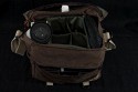 DOMKE F6 - WAXWEAR\n\nFoto und Text von Dani (Lichtmaler) - VIELEN DANK!\n\nKommentar:\n\nDie Domke F6 Waxwear ist klasse, kompakt mit einer menge platz so wie eine Fototasche sein sollte.\nDer boden ist mit einem Brett vor useren Einflssen gut geschtzt.\nDer ganze Stoff ist mit Wachs impregniert, zum nachwachsen ist eine ganze Dose dabei.\n\nIn der Front ist ein grosses Zubehrfach bei mir ist es mit Filtern,Batterien und Putztchern vollgestopft.\nAuf der Ober- und Rckseite befinden sich noch weitere fcher.\nWenn der Objektivhalter in der Mitte eingesetzt wird kann mann bis 2 Kameragehuse auf den seiten mittnehmen.\nHhere Kameras wie eine Nikon D3 wren kein problem.\n\nWeil die Tasche wegem Wachs so dreckig aussieht und sonst auch unscheinbar ist wrde mann sich nie denken\ndass Kamera und Zubehr im inneren sind.\nEin Langfinger fasst die nicht gern an ;-)