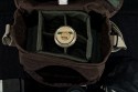 DOMKE F6 - WAXWEAR\n\nFoto und Text von Dani (Lichtmaler) - VIELEN DANK!\n\nKommentar:\n\nDie Domke F6 Waxwear ist klasse, kompakt mit einer menge platz so wie eine Fototasche sein sollte.\nDer boden ist mit einem Brett vor useren Einflssen gut geschtzt.\nDer ganze Stoff ist mit Wachs impregniert, zum nachwachsen ist eine ganze Dose dabei.\n\nIn der Front ist ein grosses Zubehrfach bei mir ist es mit Filtern,Batterien und Putztchern vollgestopft.\nAuf der Ober- und Rckseite befinden sich noch weitere fcher.\nWenn der Objektivhalter in der Mitte eingesetzt wird kann mann bis 2 Kameragehuse auf den seiten mittnehmen.\nHhere Kameras wie eine Nikon D3 wren kein problem.\n\nWeil die Tasche wegem Wachs so dreckig aussieht und sonst auch unscheinbar ist wrde mann sich nie denken\ndass Kamera und Zubehr im inneren sind.\nEin Langfinger fasst die nicht gern an ;-)