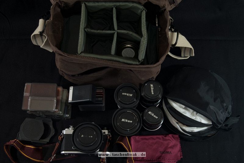 DOMKE F6 - WAXWEAR\n\nFoto und Text von Dani (Lichtmaler) - VIELEN DANK!\n\nKommentar:\n\nDie Domke F6 Waxwear ist klasse, kompakt mit einer menge platz so wie eine Fototasche sein sollte.\nDer boden ist mit einem Brett vor useren Einflssen gut geschtzt.\nDer ganze Stoff ist mit Wachs impregniert, zum nachwachsen ist eine ganze Dose dabei.\n\nIn der Front ist ein grosses Zubehrfach bei mir ist es mit Filtern,Batterien und Putztchern vollgestopft.\nAuf der Ober- und Rckseite befinden sich noch weitere fcher.\nWenn der Objektivhalter in der Mitte eingesetzt wird kann mann bis 2 Kameragehuse auf den seiten mittnehmen.\nHhere Kameras wie eine Nikon D3 wren kein problem.\n\nWeil die Tasche wegem Wachs so dreckig aussieht und sonst auch unscheinbar ist wrde mann sich nie denken\ndass Kamera und Zubehr im inneren sind.\nEin Langfinger fasst die nicht gern an ;-)
