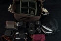 DOMKE F6 - WAXWEAR\n\nFoto und Text von Dani (Lichtmaler) - VIELEN DANK!\n\nKommentar:\n\nDie Domke F6 Waxwear ist klasse, kompakt mit einer menge platz so wie eine Fototasche sein sollte.\nDer boden ist mit einem Brett vor useren Einflssen gut geschtzt.\nDer ganze Stoff ist mit Wachs impregniert, zum nachwachsen ist eine ganze Dose dabei.\n\nIn der Front ist ein grosses Zubehrfach bei mir ist es mit Filtern,Batterien und Putztchern vollgestopft.\nAuf der Ober- und Rckseite befinden sich noch weitere fcher.\nWenn der Objektivhalter in der Mitte eingesetzt wird kann mann bis 2 Kameragehuse auf den seiten mittnehmen.\nHhere Kameras wie eine Nikon D3 wren kein problem.\n\nWeil die Tasche wegem Wachs so dreckig aussieht und sonst auch unscheinbar ist wrde mann sich nie denken\ndass Kamera und Zubehr im inneren sind.\nEin Langfinger fasst die nicht gern an ;-)