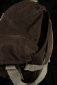 DOMKE F6 - WAXWEAR\n\nFoto und Text von Dani (Lichtmaler) - VIELEN DANK!\n\nKommentar:\n\nDie Domke F6 Waxwear ist klasse, kompakt mit einer menge platz so wie eine Fototasche sein sollte.\nDer boden ist mit einem Brett vor useren Einflssen gut geschtzt.\nDer ganze Stoff ist mit Wachs impregniert, zum nachwachsen ist eine ganze Dose dabei.\n\nIn der Front ist ein grosses Zubehrfach bei mir ist es mit Filtern,Batterien und Putztchern vollgestopft.\nAuf der Ober- und Rckseite befinden sich noch weitere fcher.\nWenn der Objektivhalter in der Mitte eingesetzt wird kann mann bis 2 Kameragehuse auf den seiten mittnehmen.\nHhere Kameras wie eine Nikon D3 wren kein problem.\n\nWeil die Tasche wegem Wachs so dreckig aussieht und sonst auch unscheinbar ist wrde mann sich nie denken\ndass Kamera und Zubehr im inneren sind.\nEin Langfinger fasst die nicht gern an ;-)