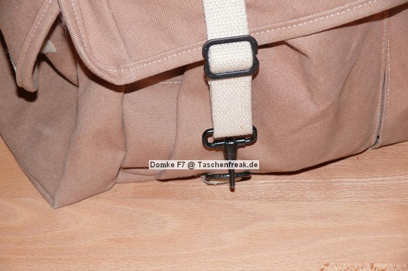 DOMKE F7 AF\n\nFoto von Jrg Langer - www.taschenfreak.de\n\nKommentar des Nutzers:\n\nDie amerikanische Reportertasche - und das zurecht. Sehr robust, sehr flexibel, sehr praktische Auentaschen mit schnellem Zugriff und Handling wie sie ein Reporter braucht. Der Canvas / Baumwollstoff trgt sich sehr gut und passt sich der Ausrstung hervoragend an.\n\nWir haben in diese Testbeladung reingepackt:\n\nCanon 5D mit angesetztem Canmon 24-70 2,8L (mit BG wre auch problemlos mglich.)\nCanon 70-200 4.0 L mit Stativschelle und Kirk Schnellwechselplatte\nCanon 300 4.0 L IS mit Stativschelle und Kirk Schnellwechselplatte\nCanon 17-40 4.0 L\nCanon 50 1,8 I\nCanon Blitz 580EX\nKenko Pro DG 1,4TC\nGossen Starlite Handbelichtungsmesser\nLeica D-Lux 3 Kompaktcam in Auentasche\nPDA\nAkkus, Speicher, Filter, Geldbrse\n\nAlso alles was man irgendwie unterwegs gebrauchen kann.\n\nDer Schultergurt ist dank dem eingenhten Gummifasern sehr rutschfest auf der Schulter - wird aber mit dem optional erhltlichen US Postoffice Shoulderpad erst wirklich bequem und das trotz des Gewichtes der umfangreichen Fllung. Also sind diese etwa 15 Euro fr das Schulterpolster sehr empfehlenswert. Dieses erleichtert das Gewicht gefhlt um die hlfte.