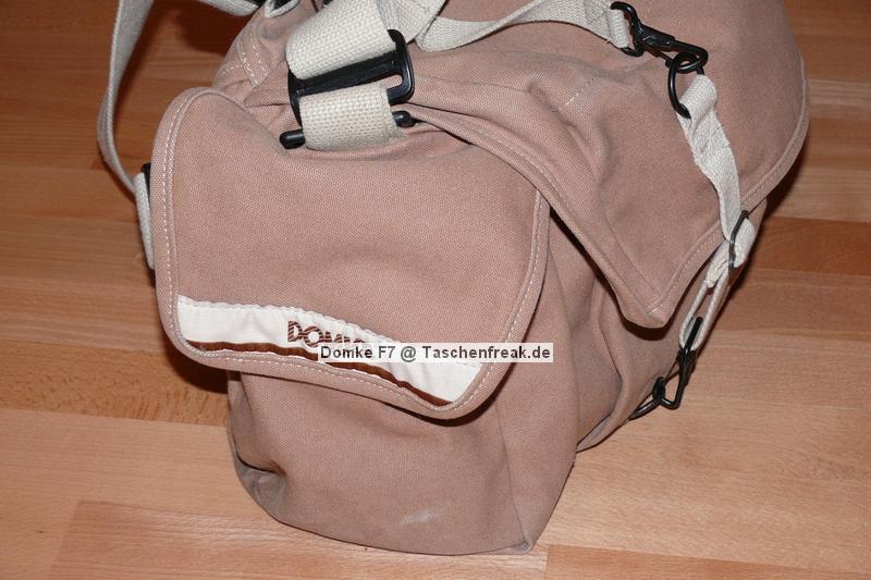 DOMKE F7 AF\n\nFoto von Jrg Langer - www.taschenfreak.de\n\nKommentar des Nutzers:\n\nDie amerikanische Reportertasche - und das zurecht. Sehr robust, sehr flexibel, sehr praktische Auentaschen mit schnellem Zugriff und Handling wie sie ein Reporter braucht. Der Canvas / Baumwollstoff trgt sich sehr gut und passt sich der Ausrstung hervoragend an.\n\nWir haben in diese Testbeladung reingepackt:\n\nCanon 5D mit angesetztem Canmon 24-70 2,8L (mit BG wre auch problemlos mglich.)\nCanon 70-200 4.0 L mit Stativschelle und Kirk Schnellwechselplatte\nCanon 300 4.0 L IS mit Stativschelle und Kirk Schnellwechselplatte\nCanon 17-40 4.0 L\nCanon 50 1,8 I\nCanon Blitz 580EX\nKenko Pro DG 1,4TC\nGossen Starlite Handbelichtungsmesser\nLeica D-Lux 3 Kompaktcam in Auentasche\nPDA\nAkkus, Speicher, Filter, Geldbrse\n\nAlso alles was man irgendwie unterwegs gebrauchen kann.\n\nDer Schultergurt ist dank dem eingenhten Gummifasern sehr rutschfest auf der Schulter - wird aber mit dem optional erhltlichen US Postoffice Shoulderpad erst wirklich bequem und das trotz des Gewichtes der umfangreichen Fllung. Also sind diese etwa 15 Euro fr das Schulterpolster sehr empfehlenswert. Dieses erleichtert das Gewicht gefhlt um die hlfte.
