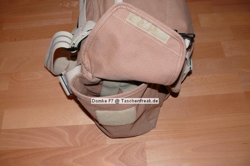 DOMKE F7 AF\n\nFoto von Jrg Langer - www.taschenfreak.de\n\nKommentar des Nutzers:\n\nDie amerikanische Reportertasche - und das zurecht. Sehr robust, sehr flexibel, sehr praktische Auentaschen mit schnellem Zugriff und Handling wie sie ein Reporter braucht. Der Canvas / Baumwollstoff trgt sich sehr gut und passt sich der Ausrstung hervoragend an.\n\nWir haben in diese Testbeladung reingepackt:\n\nCanon 5D mit angesetztem Canmon 24-70 2,8L (mit BG wre auch problemlos mglich.)\nCanon 70-200 4.0 L mit Stativschelle und Kirk Schnellwechselplatte\nCanon 300 4.0 L IS mit Stativschelle und Kirk Schnellwechselplatte\nCanon 17-40 4.0 L\nCanon 50 1,8 I\nCanon Blitz 580EX\nKenko Pro DG 1,4TC\nGossen Starlite Handbelichtungsmesser\nLeica D-Lux 3 Kompaktcam in Auentasche\nPDA\nAkkus, Speicher, Filter, Geldbrse\n\nAlso alles was man irgendwie unterwegs gebrauchen kann.\n\nDer Schultergurt ist dank dem eingenhten Gummifasern sehr rutschfest auf der Schulter - wird aber mit dem optional erhltlichen US Postoffice Shoulderpad erst wirklich bequem und das trotz des Gewichtes der umfangreichen Fllung. Also sind diese etwa 15 Euro fr das Schulterpolster sehr empfehlenswert. Dieses erleichtert das Gewicht gefhlt um die hlfte.