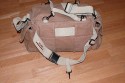 DOMKE F7 AF\n\nFoto von Jrg Langer - www.taschenfreak.de\n\nKommentar des Nutzers:\n\nDie amerikanische Reportertasche - und das zurecht. Sehr robust, sehr flexibel, sehr praktische Auentaschen mit schnellem Zugriff und Handling wie sie ein Reporter braucht. Der Canvas / Baumwollstoff trgt sich sehr gut und passt sich der Ausrstung hervoragend an.\n\nWir haben in diese Testbeladung reingepackt:\n\nCanon 5D mit angesetztem Canmon 24-70 2,8L (mit BG wre auch problemlos mglich.)\nCanon 70-200 4.0 L mit Stativschelle und Kirk Schnellwechselplatte\nCanon 300 4.0 L IS mit Stativschelle und Kirk Schnellwechselplatte\nCanon 17-40 4.0 L\nCanon 50 1,8 I\nCanon Blitz 580EX\nKenko Pro DG 1,4TC\nGossen Starlite Handbelichtungsmesser\nLeica D-Lux 3 Kompaktcam in Auentasche\nPDA\nAkkus, Speicher, Filter, Geldbrse\n\nAlso alles was man irgendwie unterwegs gebrauchen kann.\n\nDer Schultergurt ist dank dem eingenhten Gummifasern sehr rutschfest auf der Schulter - wird aber mit dem optional erhltlichen US Postoffice Shoulderpad erst wirklich bequem und das trotz des Gewichtes der umfangreichen Fllung. Also sind diese etwa 15 Euro fr das Schulterpolster sehr empfehlenswert. Dieses erleichtert das Gewicht gefhlt um die hlfte.