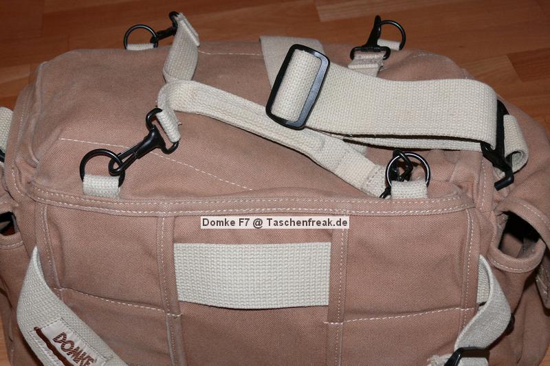DOMKE F7 AF\n\nFoto von Jrg Langer - www.taschenfreak.de\n\nKommentar des Nutzers:\n\nDie amerikanische Reportertasche - und das zurecht. Sehr robust, sehr flexibel, sehr praktische Auentaschen mit schnellem Zugriff und Handling wie sie ein Reporter braucht. Der Canvas / Baumwollstoff trgt sich sehr gut und passt sich der Ausrstung hervoragend an.\n\nWir haben in diese Testbeladung reingepackt:\n\nCanon 5D mit angesetztem Canmon 24-70 2,8L (mit BG wre auch problemlos mglich.)\nCanon 70-200 4.0 L mit Stativschelle und Kirk Schnellwechselplatte\nCanon 300 4.0 L IS mit Stativschelle und Kirk Schnellwechselplatte\nCanon 17-40 4.0 L\nCanon 50 1,8 I\nCanon Blitz 580EX\nKenko Pro DG 1,4TC\nGossen Starlite Handbelichtungsmesser\nLeica D-Lux 3 Kompaktcam in Auentasche\nPDA\nAkkus, Speicher, Filter, Geldbrse\n\nAlso alles was man irgendwie unterwegs gebrauchen kann.\n\nDer Schultergurt ist dank dem eingenhten Gummifasern sehr rutschfest auf der Schulter - wird aber mit dem optional erhltlichen US Postoffice Shoulderpad erst wirklich bequem und das trotz des Gewichtes der umfangreichen Fllung. Also sind diese etwa 15 Euro fr das Schulterpolster sehr empfehlenswert. Dieses erleichtert das Gewicht gefhlt um die hlfte.