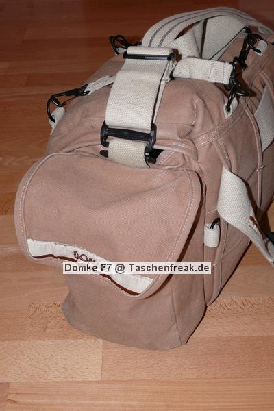 DOMKE F7 AF\n\nFoto von Jörg Langer - www.taschenfreak.de\n\nKommentar des Nutzers:\n\nDie amerikanische Reportertasche - und das zurecht. Sehr robust, sehr flexibel, sehr praktische Außentaschen mit schnellem Zugriff und Handling wie sie ein Reporter braucht. Der Canvas / Baumwollstoff trägt sich sehr gut und passt sich der Ausrüstung hervoragend an.\n\nWir haben in diese Testbeladung reingepackt:\n\nCanon 5D mit angesetztem Canmon 24-70 2,8L (mit BG wäre auch problemlos möglich.)\nCanon 70-200 4.0 L mit Stativschelle und Kirk Schnellwechselplatte\nCanon 300 4.0 L IS mit Stativschelle und Kirk Schnellwechselplatte\nCanon 17-40 4.0 L\nCanon 50 1,8 I\nCanon Blitz 580EX\nKenko Pro DG 1,4TC\nGossen Starlite Handbelichtungsmesser\nLeica D-Lux 3 Kompaktcam in Außentasche\nPDA\nAkkus, Speicher, Filter, Geldbörse\n\nAlso alles was man irgendwie unterwegs gebrauchen kann.\n\nDer Schultergurt ist dank dem eingenähten Gummifasern sehr rutschfest auf der Schulter - wird aber mit dem optional erhältlichen US Postoffice Shoulderpad erst wirklich bequem und das trotz des Gewichtes der umfangreichen Füllung. Also sind diese etwa 15 Euro für das Schulterpolster sehr empfehlenswert. Dieses erleichtert das Gewicht gefühlt um die hälfte.