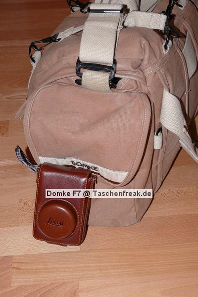 DOMKE F7 AF\n\nFoto von Jrg Langer - www.taschenfreak.de\n\nKommentar des Nutzers:\n\nDie amerikanische Reportertasche - und das zurecht. Sehr robust, sehr flexibel, sehr praktische Auentaschen mit schnellem Zugriff und Handling wie sie ein Reporter braucht. Der Canvas / Baumwollstoff trgt sich sehr gut und passt sich der Ausrstung hervoragend an.\n\nWir haben in diese Testbeladung reingepackt:\n\nCanon 5D mit angesetztem Canmon 24-70 2,8L (mit BG wre auch problemlos mglich.)\nCanon 70-200 4.0 L mit Stativschelle und Kirk Schnellwechselplatte\nCanon 300 4.0 L IS mit Stativschelle und Kirk Schnellwechselplatte\nCanon 17-40 4.0 L\nCanon 50 1,8 I\nCanon Blitz 580EX\nKenko Pro DG 1,4TC\nGossen Starlite Handbelichtungsmesser\nLeica D-Lux 3 Kompaktcam in Auentasche\nPDA\nAkkus, Speicher, Filter, Geldbrse\n\nAlso alles was man irgendwie unterwegs gebrauchen kann.\n\nDer Schultergurt ist dank dem eingenhten Gummifasern sehr rutschfest auf der Schulter - wird aber mit dem optional erhltlichen US Postoffice Shoulderpad erst wirklich bequem und das trotz des Gewichtes der umfangreichen Fllung. Also sind diese etwa 15 Euro fr das Schulterpolster sehr empfehlenswert. Dieses erleichtert das Gewicht gefhlt um die hlfte.