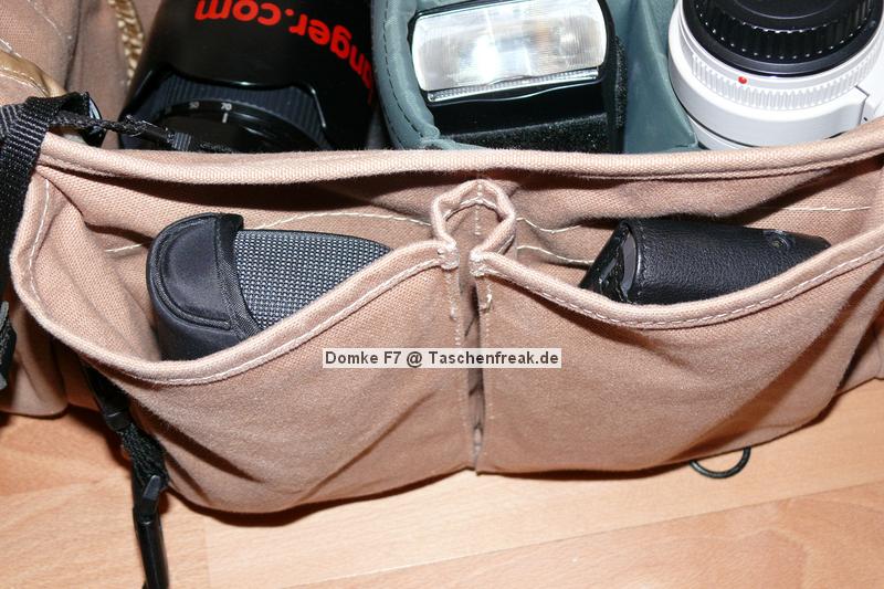 DOMKE F7 AF\n\nFoto von Jörg Langer - www.taschenfreak.de\n\nKommentar des Nutzers:\n\nDie amerikanische Reportertasche - und das zurecht. Sehr robust, sehr flexibel, sehr praktische Außentaschen mit schnellem Zugriff und Handling wie sie ein Reporter braucht. Der Canvas / Baumwollstoff trägt sich sehr gut und passt sich der Ausrüstung hervoragend an.\n\nWir haben in diese Testbeladung reingepackt:\n\nCanon 5D mit angesetztem Canmon 24-70 2,8L (mit BG wäre auch problemlos möglich.)\nCanon 70-200 4.0 L mit Stativschelle und Kirk Schnellwechselplatte\nCanon 300 4.0 L IS mit Stativschelle und Kirk Schnellwechselplatte\nCanon 17-40 4.0 L\nCanon 50 1,8 I\nCanon Blitz 580EX\nKenko Pro DG 1,4TC\nGossen Starlite Handbelichtungsmesser\nLeica D-Lux 3 Kompaktcam in Außentasche\nPDA\nAkkus, Speicher, Filter, Geldbörse\n\nAlso alles was man irgendwie unterwegs gebrauchen kann.\n\nDer Schultergurt ist dank dem eingenähten Gummifasern sehr rutschfest auf der Schulter - wird aber mit dem optional erhältlichen US Postoffice Shoulderpad erst wirklich bequem und das trotz des Gewichtes der umfangreichen Füllung. Also sind diese etwa 15 Euro für das Schulterpolster sehr empfehlenswert. Dieses erleichtert das Gewicht gefühlt um die hälfte.