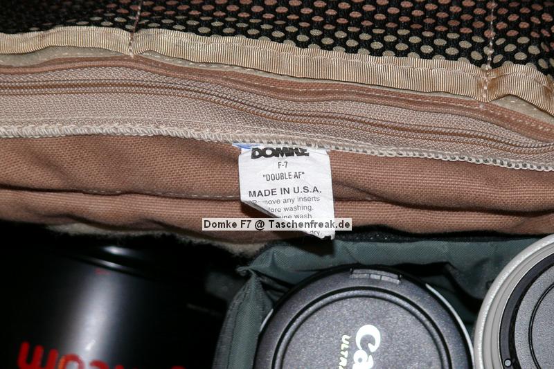 DOMKE F7 AF\n\nFoto von Jörg Langer - www.taschenfreak.de\n\nKommentar des Nutzers:\n\nDie amerikanische Reportertasche - und das zurecht. Sehr robust, sehr flexibel, sehr praktische Außentaschen mit schnellem Zugriff und Handling wie sie ein Reporter braucht. Der Canvas / Baumwollstoff trägt sich sehr gut und passt sich der Ausrüstung hervoragend an.\n\nWir haben in diese Testbeladung reingepackt:\n\nCanon 5D mit angesetztem Canmon 24-70 2,8L (mit BG wäre auch problemlos möglich.)\nCanon 70-200 4.0 L mit Stativschelle und Kirk Schnellwechselplatte\nCanon 300 4.0 L IS mit Stativschelle und Kirk Schnellwechselplatte\nCanon 17-40 4.0 L\nCanon 50 1,8 I\nCanon Blitz 580EX\nKenko Pro DG 1,4TC\nGossen Starlite Handbelichtungsmesser\nLeica D-Lux 3 Kompaktcam in Außentasche\nPDA\nAkkus, Speicher, Filter, Geldbörse\n\nAlso alles was man irgendwie unterwegs gebrauchen kann.\n\nDer Schultergurt ist dank dem eingenähten Gummifasern sehr rutschfest auf der Schulter - wird aber mit dem optional erhältlichen US Postoffice Shoulderpad erst wirklich bequem und das trotz des Gewichtes der umfangreichen Füllung. Also sind diese etwa 15 Euro für das Schulterpolster sehr empfehlenswert. Dieses erleichtert das Gewicht gefühlt um die hälfte.
