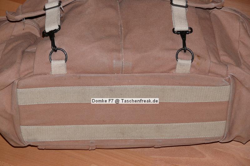 DOMKE F7 AF\n\nFoto von Jrg Langer - www.taschenfreak.de\n\nKommentar des Nutzers:\n\nDie amerikanische Reportertasche - und das zurecht. Sehr robust, sehr flexibel, sehr praktische Auentaschen mit schnellem Zugriff und Handling wie sie ein Reporter braucht. Der Canvas / Baumwollstoff trgt sich sehr gut und passt sich der Ausrstung hervoragend an.\n\nWir haben in diese Testbeladung reingepackt:\n\nCanon 5D mit angesetztem Canmon 24-70 2,8L (mit BG wre auch problemlos mglich.)\nCanon 70-200 4.0 L mit Stativschelle und Kirk Schnellwechselplatte\nCanon 300 4.0 L IS mit Stativschelle und Kirk Schnellwechselplatte\nCanon 17-40 4.0 L\nCanon 50 1,8 I\nCanon Blitz 580EX\nKenko Pro DG 1,4TC\nGossen Starlite Handbelichtungsmesser\nLeica D-Lux 3 Kompaktcam in Auentasche\nPDA\nAkkus, Speicher, Filter, Geldbrse\n\nAlso alles was man irgendwie unterwegs gebrauchen kann.\n\nDer Schultergurt ist dank dem eingenhten Gummifasern sehr rutschfest auf der Schulter - wird aber mit dem optional erhltlichen US Postoffice Shoulderpad erst wirklich bequem und das trotz des Gewichtes der umfangreichen Fllung. Also sind diese etwa 15 Euro fr das Schulterpolster sehr empfehlenswert. Dieses erleichtert das Gewicht gefhlt um die hlfte.