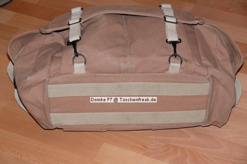 DOMKE F7 AF\n\nFoto von Jrg Langer - www.taschenfreak.de\n\nKommentar des Nutzers:\n\nDie amerikanische Reportertasche - und das zurecht. Sehr robust, sehr flexibel, sehr praktische Auentaschen mit schnellem Zugriff und Handling wie sie ein Reporter braucht. Der Canvas / Baumwollstoff trgt sich sehr gut und passt sich der Ausrstung hervoragend an.\n\nWir haben in diese Testbeladung reingepackt:\n\nCanon 5D mit angesetztem Canmon 24-70 2,8L (mit BG wre auch problemlos mglich.)\nCanon 70-200 4.0 L mit Stativschelle und Kirk Schnellwechselplatte\nCanon 300 4.0 L IS mit Stativschelle und Kirk Schnellwechselplatte\nCanon 17-40 4.0 L\nCanon 50 1,8 I\nCanon Blitz 580EX\nKenko Pro DG 1,4TC\nGossen Starlite Handbelichtungsmesser\nLeica D-Lux 3 Kompaktcam in Auentasche\nPDA\nAkkus, Speicher, Filter, Geldbrse\n\nAlso alles was man irgendwie unterwegs gebrauchen kann.\n\nDer Schultergurt ist dank dem eingenhten Gummifasern sehr rutschfest auf der Schulter - wird aber mit dem optional erhltlichen US Postoffice Shoulderpad erst wirklich bequem und das trotz des Gewichtes der umfangreichen Fllung. Also sind diese etwa 15 Euro fr das Schulterpolster sehr empfehlenswert. Dieses erleichtert das Gewicht gefhlt um die hlfte.