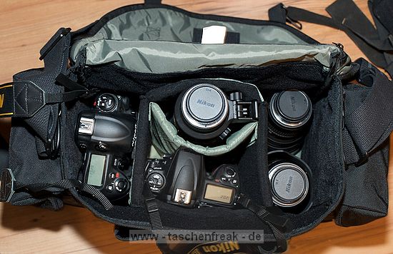 DOMKE J1\n\nFoto und Text von Christian Sahm - VIELEN DANK!\n\nKommentar des Nutzers:\n\nHallo Jrg,\n\nzunchst vielen Dank fr Deine tolle Website.\n\nNachstehend mal eine Domke J-1 mit Nikon.\n\nDie Domke J-1 ist eine ernstzunehmende, professionelle Kameratasche.  \nDie Materialien und Fertigungsqualitt sind auf hchstem Niveau und rechtfertigen auch den gehobenen Preis: diese Tasche hlt ewig und ist eine Anschaffung fr das ganze Fotografenleben. Wem die Tasche in Deutschland zu teuer ist, z.B. ber ebay lassen sich die Domkes auch gut aus den USA oder UK bekommen und das je nach Wechselkurs zu humanen Preisen.\n\nDie Tasche ist recht gerumig und nimmt eine klassische Ausrstung locker auf. Dank der Tiefe der Tasche machen auch lngere Tele kaum Probleme.\n\nHier sind drin: Nikon D3, Nikon D700 (mit Batteriegriff unter dem Body), 2.8/14-24, 2.8/24-70, 2.8/70-200. In der rechten Seitentasche zwei Nikon SB-900, links ein 2.8/15 Fisheye, 1.7x Extender und ein 1.4/50 (und es ist noch Platz fr eine weitere, kleine Festbrennweite). Die vorderen Taschen knnen Kleinigkeiten wie Speicherkartentasche, Akkus, Block, Stift etc. aufnehmen.\n\nMach weiter so.\n\nSchne Gre,\nChristian