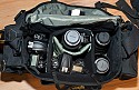DOMKE J1\n\nFoto und Text von Christian Sahm - VIELEN DANK!\n\nKommentar des Nutzers:\n\nHallo Jrg,\n\nzunchst vielen Dank fr Deine tolle Website.\n\nNachstehend mal eine Domke J-1 mit Nikon.\n\nDie Domke J-1 ist eine ernstzunehmende, professionelle Kameratasche.  \nDie Materialien und Fertigungsqualitt sind auf hchstem Niveau und rechtfertigen auch den gehobenen Preis: diese Tasche hlt ewig und ist eine Anschaffung fr das ganze Fotografenleben. Wem die Tasche in Deutschland zu teuer ist, z.B. ber ebay lassen sich die Domkes auch gut aus den USA oder UK bekommen und das je nach Wechselkurs zu humanen Preisen.\n\nDie Tasche ist recht gerumig und nimmt eine klassische Ausrstung locker auf. Dank der Tiefe der Tasche machen auch lngere Tele kaum Probleme.\n\nHier sind drin: Nikon D3, Nikon D700 (mit Batteriegriff unter dem Body), 2.8/14-24, 2.8/24-70, 2.8/70-200. In der rechten Seitentasche zwei Nikon SB-900, links ein 2.8/15 Fisheye, 1.7x Extender und ein 1.4/50 (und es ist noch Platz fr eine weitere, kleine Festbrennweite). Die vorderen Taschen knnen Kleinigkeiten wie Speicherkartentasche, Akkus, Block, Stift etc. aufnehmen.\n\nMach weiter so.\n\nSchne Gre,\nChristian