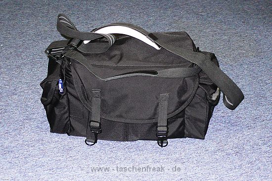 DOMKE J1\n\nFoto von Jrg Langer\n\nKommentar des Nutzers:\n\nProfi Tasche aus USA.\n\nDer Balistic Nylon SToff ist das strapazierfhigste Material das man bekommen kann fr eine Fototache. Die Auentaschen sind extrem gut nutzbar. Der Metalsenverschluss vorne an der Tasche ist etwas hakelig aber extrem gut verschlossen und das auch im groen "Reportagedschungel". DIe beiden Vordertaschen sind fr groe Systemblitzgerte ausgelegt und das sit sehr praktisch. Die Inneneinteilungen sind leider fr 2,8er Optiken etwas "eng" aber trotzdem gut nutzbar.\n\nDomke ist nach wie vor sehr gut aber in Deutschland berteuert. Think Tank Photo ist auf selben hohen Verarbeitungsniveau und in DE besser lieferbar.