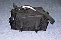 DOMKE J1\n\nFoto von Jrg Langer\n\nKommentar des Nutzers:\n\nProfi Tasche aus USA.\n\nDer Balistic Nylon SToff ist das strapazierfhigste Material das man bekommen kann fr eine Fototache. Die Auentaschen sind extrem gut nutzbar. Der Metalsenverschluss vorne an der Tasche ist etwas hakelig aber extrem gut verschlossen und das auch im groen "Reportagedschungel". DIe beiden Vordertaschen sind fr groe Systemblitzgerte ausgelegt und das sit sehr praktisch. Die Inneneinteilungen sind leider fr 2,8er Optiken etwas "eng" aber trotzdem gut nutzbar.\n\nDomke ist nach wie vor sehr gut aber in Deutschland berteuert. Think Tank Photo ist auf selben hohen Verarbeitungsniveau und in DE besser lieferbar.
