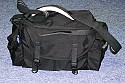 DOMKE J1\n\nFoto von Jrg Langer\n\nKommentar des Nutzers:\n\nProfi Tasche aus USA.\n\nDer Balistic Nylon SToff ist das strapazierfhigste Material das man bekommen kann fr eine Fototache. Die Auentaschen sind extrem gut nutzbar. Der Metalsenverschluss vorne an der Tasche ist etwas hakelig aber extrem gut verschlossen und das auch im groen "Reportagedschungel". DIe beiden Vordertaschen sind fr groe Systemblitzgerte ausgelegt und das sit sehr praktisch. Die Inneneinteilungen sind leider fr 2,8er Optiken etwas "eng" aber trotzdem gut nutzbar.\n\nDomke ist nach wie vor sehr gut aber in Deutschland berteuert. Think Tank Photo ist auf selben hohen Verarbeitungsniveau und in DE besser lieferbar.