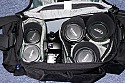 DOMKE J1\n\nFoto von Jrg Langer\n\nKommentar des Nutzers:\n\nProfi Tasche aus USA.\n\nDer Balistic Nylon SToff ist das strapazierfhigste Material das man bekommen kann fr eine Fototache. Die Auentaschen sind extrem gut nutzbar. Der Metalsenverschluss vorne an der Tasche ist etwas hakelig aber extrem gut verschlossen und das auch im groen "Reportagedschungel". DIe beiden Vordertaschen sind fr groe Systemblitzgerte ausgelegt und das sit sehr praktisch. Die Inneneinteilungen sind leider fr 2,8er Optiken etwas "eng" aber trotzdem gut nutzbar.\n\nDomke ist nach wie vor sehr gut aber in Deutschland berteuert. Think Tank Photo ist auf selben hohen Verarbeitungsniveau und in DE besser lieferbar.