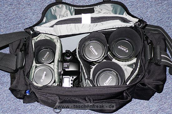 DOMKE J1\n\nFoto von Jrg Langer\n\nKommentar des Nutzers:\n\nProfi Tasche aus USA.\n\nDer Balistic Nylon SToff ist das strapazierfhigste Material das man bekommen kann fr eine Fototache. Die Auentaschen sind extrem gut nutzbar. Der Metalsenverschluss vorne an der Tasche ist etwas hakelig aber extrem gut verschlossen und das auch im groen "Reportagedschungel". DIe beiden Vordertaschen sind fr groe Systemblitzgerte ausgelegt und das sit sehr praktisch. Die Inneneinteilungen sind leider fr 2,8er Optiken etwas "eng" aber trotzdem gut nutzbar.\n\nDomke ist nach wie vor sehr gut aber in Deutschland berteuert. Think Tank Photo ist auf selben hohen Verarbeitungsniveau und in DE besser lieferbar.