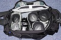 DOMKE J1\n\nFoto von Jrg Langer\n\nKommentar des Nutzers:\n\nProfi Tasche aus USA.\n\nDer Balistic Nylon SToff ist das strapazierfhigste Material das man bekommen kann fr eine Fototache. Die Auentaschen sind extrem gut nutzbar. Der Metalsenverschluss vorne an der Tasche ist etwas hakelig aber extrem gut verschlossen und das auch im groen "Reportagedschungel". DIe beiden Vordertaschen sind fr groe Systemblitzgerte ausgelegt und das sit sehr praktisch. Die Inneneinteilungen sind leider fr 2,8er Optiken etwas "eng" aber trotzdem gut nutzbar.\n\nDomke ist nach wie vor sehr gut aber in Deutschland berteuert. Think Tank Photo ist auf selben hohen Verarbeitungsniveau und in DE besser lieferbar.