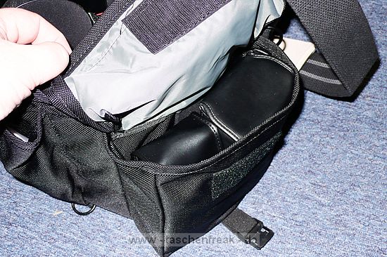 DOMKE J1\n\nFoto von Jrg Langer\n\nKommentar des Nutzers:\n\nProfi Tasche aus USA.\n\nDer Balistic Nylon SToff ist das strapazierfhigste Material das man bekommen kann fr eine Fototache. Die Auentaschen sind extrem gut nutzbar. Der Metalsenverschluss vorne an der Tasche ist etwas hakelig aber extrem gut verschlossen und das auch im groen "Reportagedschungel". DIe beiden Vordertaschen sind fr groe Systemblitzgerte ausgelegt und das sit sehr praktisch. Die Inneneinteilungen sind leider fr 2,8er Optiken etwas "eng" aber trotzdem gut nutzbar.\n\nDomke ist nach wie vor sehr gut aber in Deutschland berteuert. Think Tank Photo ist auf selben hohen Verarbeitungsniveau und in DE besser lieferbar.