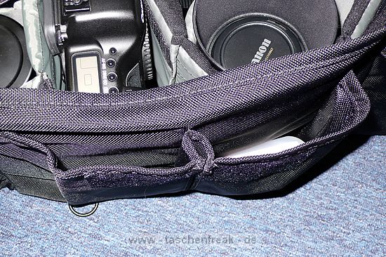 DOMKE J1\n\nFoto von Jrg Langer\n\nKommentar des Nutzers:\n\nProfi Tasche aus USA.\n\nDer Balistic Nylon SToff ist das strapazierfhigste Material das man bekommen kann fr eine Fototache. Die Auentaschen sind extrem gut nutzbar. Der Metalsenverschluss vorne an der Tasche ist etwas hakelig aber extrem gut verschlossen und das auch im groen "Reportagedschungel". DIe beiden Vordertaschen sind fr groe Systemblitzgerte ausgelegt und das sit sehr praktisch. Die Inneneinteilungen sind leider fr 2,8er Optiken etwas "eng" aber trotzdem gut nutzbar.\n\nDomke ist nach wie vor sehr gut aber in Deutschland berteuert. Think Tank Photo ist auf selben hohen Verarbeitungsniveau und in DE besser lieferbar.