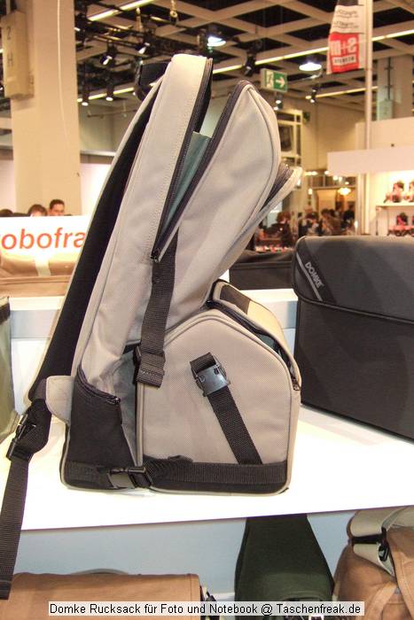 Foto von Jörg Langer\n\nKommentar des Nutzers:\n\nLeider kennen wir keine genaue Bezeichnung des Rucksacks, dessen Fargebung sicher auch "etwas anders" ist aber funktional ein gelunges Teil.\n\nGesehen und fotografiert \nPHOTOKINA 2006\nvom 26.09.2006 - 01.10.2006