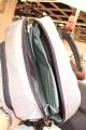 Foto von Jrg Langer\n\nKommentar des Nutzers:\n\nLeider kennen wir keine genaue Bezeichnung des Rucksacks, dessen Fargebung sicher auch "etwas anders" ist aber funktional ein gelunges Teil.\n\nGesehen und fotografiert \nPHOTOKINA 2006\nvom 26.09.2006 - 01.10.2006