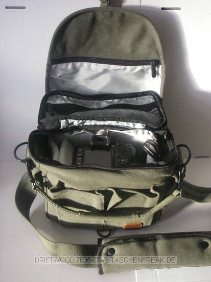 DRIFTWOOD 7605-07\n\nFoto von Stefan W aus Halle - VIELEN DANK!\n\nKommentar des Nutzers:\n\nHallo,\n\nhier hätte ich noch Bilder einer Tasche namens Driftwood.\nHierbei handelt es sich scheinbar um einen Domke-Klon aus China. Die Bezeichnung ist laut Hersteller-Seite 102 bzw. 7605-07, besser konnte ich das nicht rausfinden.\nDie Stoff ist fest und relativ schwer. Die Verarbeitung fand ich in Ordnung, da ich bisher keine original Domke-Tasche besessen habe, kann ich keinen direkten Vergleich anstellen.\nDas Hauptfach hat einen umlaufenden Regenschutz mit Reißverschluss, die Polsterung ist herausnehmbar und somit die Tasche auch für andere Zwecke benutzbar. Über die Wasserfestigkeit und Gebrauch über längere Zeit kann ich leider nichts sagen. Die Tasche kam bei mir nicht zum Einsatz, da mich das Geklimpere der Metalllaschen der Reißverschlüsse genervt hat.\n\nGruß\n\nStefan W. aus Halle