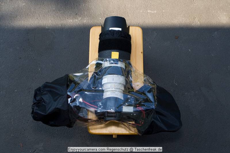 Enjoyyourcamera.com - Regenschutz\n\nFoto von Josef-Florian Glatz - VIELEN DANK!\n\nKommentar des Nutzers:\nMal ein paar praktische Bilder zum Regenschutz "NEU" von enjoy:\nKamera ist die 1D mit 1,4erTK+70-200L2.8IS)\n\nIch finde es echt genial. Es knnte evtl. etwas weiter im Bereich der Kamera haben, aber es reicht und funktioniert tadellos. Blitz passt halt keiner mehr rein.
