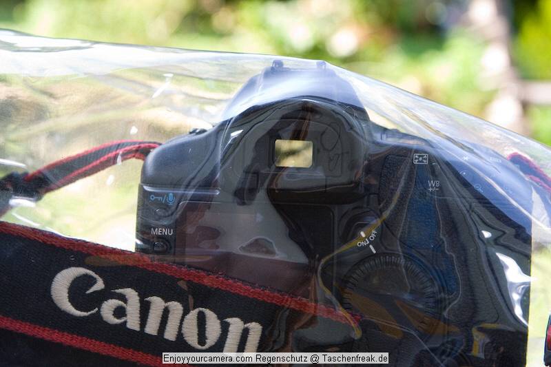 Enjoyyourcamera.com - Regenschutz\n\nFoto von Josef-Florian Glatz - VIELEN DANK!\n\nKommentar des Nutzers:\nMal ein paar praktische Bilder zum Regenschutz "NEU" von enjoy:\nKamera ist die 1D mit 1,4erTK+70-200L2.8IS)\n\nIch finde es echt genial. Es knnte evtl. etwas weiter im Bereich der Kamera haben, aber es reicht und funktioniert tadellos. Blitz passt halt keiner mehr rein.