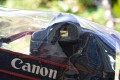 Enjoyyourcamera.com - Regenschutz\n\nFoto von Josef-Florian Glatz - VIELEN DANK!\n\nKommentar des Nutzers:\nMal ein paar praktische Bilder zum Regenschutz "NEU" von enjoy:\nKamera ist die 1D mit 1,4erTK+70-200L2.8IS)\n\nIch finde es echt genial. Es knnte evtl. etwas weiter im Bereich der Kamera haben, aber es reicht und funktioniert tadellos. Blitz passt halt keiner mehr rein.