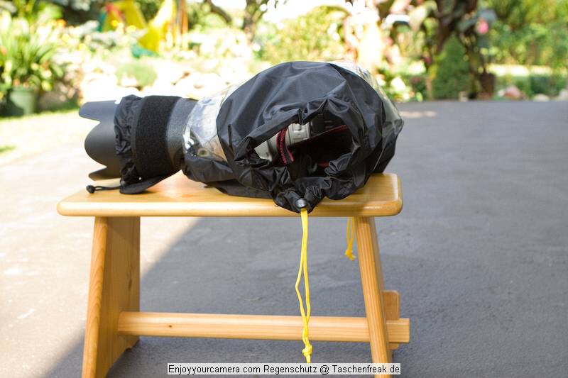 Enjoyyourcamera.com - Regenschutz\n\nFoto von Josef-Florian Glatz - VIELEN DANK!\n\nKommentar des Nutzers:\nMal ein paar praktische Bilder zum Regenschutz "NEU" von enjoy:\nKamera ist die 1D mit 1,4erTK+70-200L2.8IS)\n\nIch finde es echt genial. Es knnte evtl. etwas weiter im Bereich der Kamera haben, aber es reicht und funktioniert tadellos. Blitz passt halt keiner mehr rein.