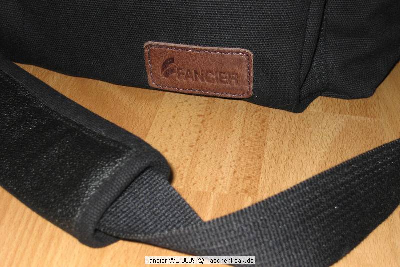 Fancier WB-8009 (China-Ware)\n\nFoto von Thomas Brocher - VIELEN DANK!\n\nKommentar des Nutzers:\n\nanbei ein paar Bilder meiner Tasche von den Chinesen bei der Photokina. In Deinem Thread zu den Photokina-Taschen batest Du um Fotos. Allerdings glaube ich fast, dass ich der einzige Deutsche bin mit dieser Tasche, sie hatten sie nur 1x.\n \nMein Eindruck davon ist absolut positiv. Die Verarbeitung macht einen soliden Eindruck. Die Reisverschlsse laufen sauber durch, die Verbindungen sind sicher vernht und der Tragegurt an Metallsen eingehangen.\n \nHinzu kommt der schne NON-Fototaschenlook.\n \nAn der Vordertasche kann ich locker den 430EX mit Fernauslser unterbringen, vielleicht sogar noch zustzlich einen Akkublock. Die Rckseite bietet ein dnnes Seitenfach, passend fr eine Zeitschrift oder Anleitung. Im Innenfach, wie im Thread dforum beschrieben, meine 1DMKIIN mit angesetztem 24-85 und Geli in "Schussrichtung". Daneben das 100-400 mit umgedrehter Geli und montierter Stativschelle. Innen an den Seiten entlang wrden schmale Kleinigkeiten wie Filter passen.