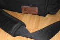 Fancier WB-8009 (China-Ware)\n\nFoto von Thomas Brocher - VIELEN DANK!\n\nKommentar des Nutzers:\n\nanbei ein paar Bilder meiner Tasche von den Chinesen bei der Photokina. In Deinem Thread zu den Photokina-Taschen batest Du um Fotos. Allerdings glaube ich fast, dass ich der einzige Deutsche bin mit dieser Tasche, sie hatten sie nur 1x.\n \nMein Eindruck davon ist absolut positiv. Die Verarbeitung macht einen soliden Eindruck. Die Reisverschlsse laufen sauber durch, die Verbindungen sind sicher vernht und der Tragegurt an Metallsen eingehangen.\n \nHinzu kommt der schne NON-Fototaschenlook.\n \nAn der Vordertasche kann ich locker den 430EX mit Fernauslser unterbringen, vielleicht sogar noch zustzlich einen Akkublock. Die Rckseite bietet ein dnnes Seitenfach, passend fr eine Zeitschrift oder Anleitung. Im Innenfach, wie im Thread dforum beschrieben, meine 1DMKIIN mit angesetztem 24-85 und Geli in "Schussrichtung". Daneben das 100-400 mit umgedrehter Geli und montierter Stativschelle. Innen an den Seiten entlang wrden schmale Kleinigkeiten wie Filter passen.