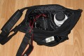 Fancier WB-8009 (China-Ware)\n\nFoto von Thomas Brocher - VIELEN DANK!\n\nKommentar des Nutzers:\n\nanbei ein paar Bilder meiner Tasche von den Chinesen bei der Photokina. In Deinem Thread zu den Photokina-Taschen batest Du um Fotos. Allerdings glaube ich fast, dass ich der einzige Deutsche bin mit dieser Tasche, sie hatten sie nur 1x.\n \nMein Eindruck davon ist absolut positiv. Die Verarbeitung macht einen soliden Eindruck. Die Reisverschlsse laufen sauber durch, die Verbindungen sind sicher vernht und der Tragegurt an Metallsen eingehangen.\n \nHinzu kommt der schne NON-Fototaschenlook.\n \nAn der Vordertasche kann ich locker den 430EX mit Fernauslser unterbringen, vielleicht sogar noch zustzlich einen Akkublock. Die Rckseite bietet ein dnnes Seitenfach, passend fr eine Zeitschrift oder Anleitung. Im Innenfach, wie im Thread dforum beschrieben, meine 1DMKIIN mit angesetztem 24-85 und Geli in "Schussrichtung". Daneben das 100-400 mit umgedrehter Geli und montierter Stativschelle. Innen an den Seiten entlang wrden schmale Kleinigkeiten wie Filter passen.