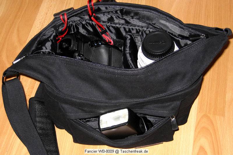 Fancier WB-8009 (China-Ware)\n\nFoto von Thomas Brocher - VIELEN DANK!\n\nKommentar des Nutzers:\n\nanbei ein paar Bilder meiner Tasche von den Chinesen bei der Photokina. In Deinem Thread zu den Photokina-Taschen batest Du um Fotos. Allerdings glaube ich fast, dass ich der einzige Deutsche bin mit dieser Tasche, sie hatten sie nur 1x.\n \nMein Eindruck davon ist absolut positiv. Die Verarbeitung macht einen soliden Eindruck. Die Reisverschlüsse laufen sauber durch, die Verbindungen sind sicher vernäht und der Tragegurt an Metallösen eingehangen.\n \nHinzu kommt der schöne NON-Fototaschenlook.\n \nAn der Vordertasche kann ich locker den 430EX mit Fernauslöser unterbringen, vielleicht sogar noch zusätzlich einen Akkublock. Die Rückseite bietet ein dünnes Seitenfach, passend für eine Zeitschrift oder Anleitung. Im Innenfach, wie im Thread dforum beschrieben, meine 1DMKIIN mit angesetztem 24-85 und Geli in "Schussrichtung". Daneben das 100-400 mit umgedrehter Geli und montierter Stativschelle. Innen an den Seiten entlang würden schmale Kleinigkeiten wie Filter passen.