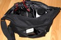 Fancier WB-8009 (China-Ware)\n\nFoto von Thomas Brocher - VIELEN DANK!\n\nKommentar des Nutzers:\n\nanbei ein paar Bilder meiner Tasche von den Chinesen bei der Photokina. In Deinem Thread zu den Photokina-Taschen batest Du um Fotos. Allerdings glaube ich fast, dass ich der einzige Deutsche bin mit dieser Tasche, sie hatten sie nur 1x.\n \nMein Eindruck davon ist absolut positiv. Die Verarbeitung macht einen soliden Eindruck. Die Reisverschlsse laufen sauber durch, die Verbindungen sind sicher vernht und der Tragegurt an Metallsen eingehangen.\n \nHinzu kommt der schne NON-Fototaschenlook.\n \nAn der Vordertasche kann ich locker den 430EX mit Fernauslser unterbringen, vielleicht sogar noch zustzlich einen Akkublock. Die Rckseite bietet ein dnnes Seitenfach, passend fr eine Zeitschrift oder Anleitung. Im Innenfach, wie im Thread dforum beschrieben, meine 1DMKIIN mit angesetztem 24-85 und Geli in "Schussrichtung". Daneben das 100-400 mit umgedrehter Geli und montierter Stativschelle. Innen an den Seiten entlang wrden schmale Kleinigkeiten wie Filter passen.