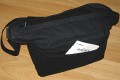 Fancier WB-8009 (China-Ware)\n\nFoto von Thomas Brocher - VIELEN DANK!\n\nKommentar des Nutzers:\n\nanbei ein paar Bilder meiner Tasche von den Chinesen bei der Photokina. In Deinem Thread zu den Photokina-Taschen batest Du um Fotos. Allerdings glaube ich fast, dass ich der einzige Deutsche bin mit dieser Tasche, sie hatten sie nur 1x.\n \nMein Eindruck davon ist absolut positiv. Die Verarbeitung macht einen soliden Eindruck. Die Reisverschlsse laufen sauber durch, die Verbindungen sind sicher vernht und der Tragegurt an Metallsen eingehangen.\n \nHinzu kommt der schne NON-Fototaschenlook.\n \nAn der Vordertasche kann ich locker den 430EX mit Fernauslser unterbringen, vielleicht sogar noch zustzlich einen Akkublock. Die Rckseite bietet ein dnnes Seitenfach, passend fr eine Zeitschrift oder Anleitung. Im Innenfach, wie im Thread dforum beschrieben, meine 1DMKIIN mit angesetztem 24-85 und Geli in "Schussrichtung". Daneben das 100-400 mit umgedrehter Geli und montierter Stativschelle. Innen an den Seiten entlang wrden schmale Kleinigkeiten wie Filter passen.