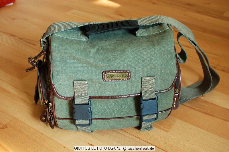 GIOTTOS LE FOTO DS-642\n\nFoto von Stephan Kirchhoff - DANKE DIR!\n\nKommentar des Nutzers:\n\n35x20x23cm BxTxH\n\nTasche aus Canvas Stoff, leicht gepolstert. Lieferung mit drei Innenteilern.\nAuf dem Foto habe ich folgendes drin: meine Canon D20 mit aufgesetztem\n24-85 inkl.\nGeli und angeschraubtem Handgriff, ein 3.5-4.5/70-210, 3 kleine Festbrennweiten.\nIn die seitlichen Taschen passt auch jeweils eine kleine Festbrennweite, bzw. Zubehör.\nIn die Fronttasche paßt ein längeres Zoom. Die Tasche ist hoch genug, um das 70-210 auch senkrecht reinzustellen.\nAm Boden sind 2 längliche Plastikprofile als Aufstellschutz.\n\nVorteile: sieht nicht gleich wie eine Fototasche aus, Tasche ist relativ weich - gut anzupassen.\nNachteile: Der Umhängegurt könnte länger sein, nicht wasserdicht.