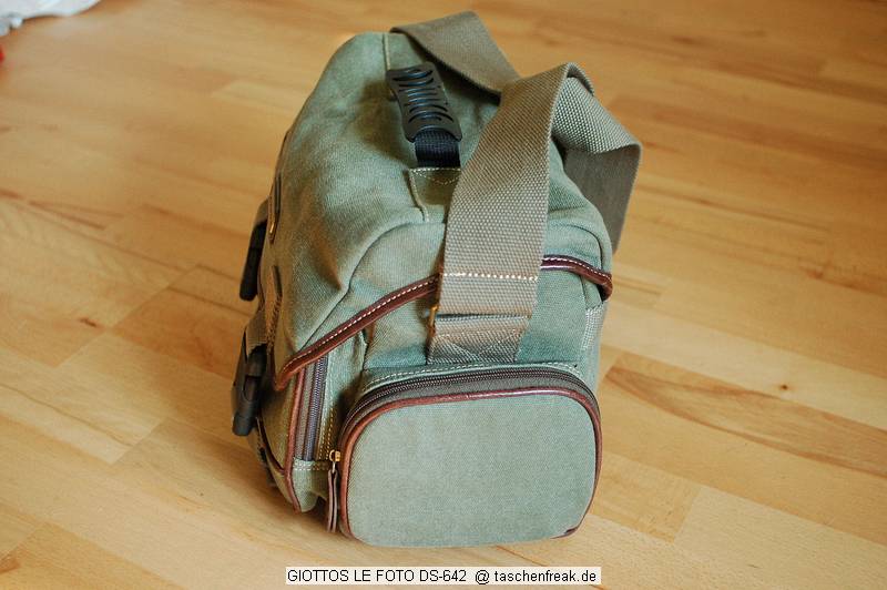 GIOTTOS LE FOTO DS-642\n\nFoto von Stephan Kirchhoff - DANKE DIR!\n\nKommentar des Nutzers:\n\n35x20x23cm BxTxH\n\nTasche aus Canvas Stoff, leicht gepolstert. Lieferung mit drei Innenteilern.\nAuf dem Foto habe ich folgendes drin: meine Canon D20 mit aufgesetztem\n24-85 inkl.\nGeli und angeschraubtem Handgriff, ein 3.5-4.5/70-210, 3 kleine Festbrennweiten.\nIn die seitlichen Taschen passt auch jeweils eine kleine Festbrennweite, bzw. Zubehör.\nIn die Fronttasche paßt ein längeres Zoom. Die Tasche ist hoch genug, um das 70-210 auch senkrecht reinzustellen.\nAm Boden sind 2 längliche Plastikprofile als Aufstellschutz.\n\nVorteile: sieht nicht gleich wie eine Fototasche aus, Tasche ist relativ weich - gut anzupassen.\nNachteile: Der Umhängegurt könnte länger sein, nicht wasserdicht.