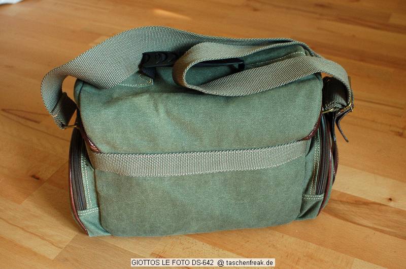 GIOTTOS LE FOTO DS-642\n\nFoto von Stephan Kirchhoff - DANKE DIR!\n\nKommentar des Nutzers:\n\n35x20x23cm BxTxH\n\nTasche aus Canvas Stoff, leicht gepolstert. Lieferung mit drei Innenteilern.\nAuf dem Foto habe ich folgendes drin: meine Canon D20 mit aufgesetztem\n24-85 inkl.\nGeli und angeschraubtem Handgriff, ein 3.5-4.5/70-210, 3 kleine Festbrennweiten.\nIn die seitlichen Taschen passt auch jeweils eine kleine Festbrennweite, bzw. Zubehr.\nIn die Fronttasche pat ein lngeres Zoom. Die Tasche ist hoch genug, um das 70-210 auch senkrecht reinzustellen.\nAm Boden sind 2 lngliche Plastikprofile als Aufstellschutz.\n\nVorteile: sieht nicht gleich wie eine Fototasche aus, Tasche ist relativ weich - gut anzupassen.\nNachteile: Der Umhngegurt knnte lnger sein, nicht wasserdicht.