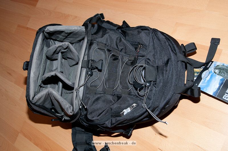 GODSPEED DAILY BAG MOUNTAIN 603\n\nFoto und Text von einem netten Anonymen User - VIELEN DANK!\n\nKommentar:\n\nVorteile:\n- Viel Funktionalitt fr wenig Geld\n- Angenehmer Tragekomfort\n- Abnehmbarer Beckengurt\n\n\n\nNachteile:\n- Wenn der Daypack relativ voll ist, und man einmal unten das\nKamera-Fach rausklappt, ist es ein riesen Gefummel, das Fach wieder\nreinzukriegen, weil irgendwie alles auf Spannung ist und der Daypack\nauch noch von oben runterdrckt.\n\n- Abtrenner im Kamerafach halten relativ schwach, da sie nur an dnnen\nStreifen befestigt werden, und so die Klettflche sehr gering ist. (Im\nVergleich: der Lowepro Rover AW II hat grere Klett-Flchen die besser\nhalten)\n\n- Generelle Verarbeitungsqualitt wirkt schlechter als beim Lowepro\nRover AW II\n\n\nRein passt im Kamerafach locker:\n\nNikon D300 mit angesetztem Tamron 17-50mm\nNikon 70-210mm (oder anderes groes Tele)\nNikon 35mm\nNikon 28-200mm\nNikon SB-600\n\nIm Daypack: 2x 1,5 Liter Flasche, Regenjacke, Pulli und Kleinkram